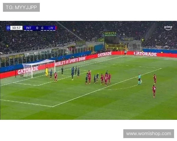 再次被判越位球员精彩长传直入禁区抢射却遭VAR裁判确认无效